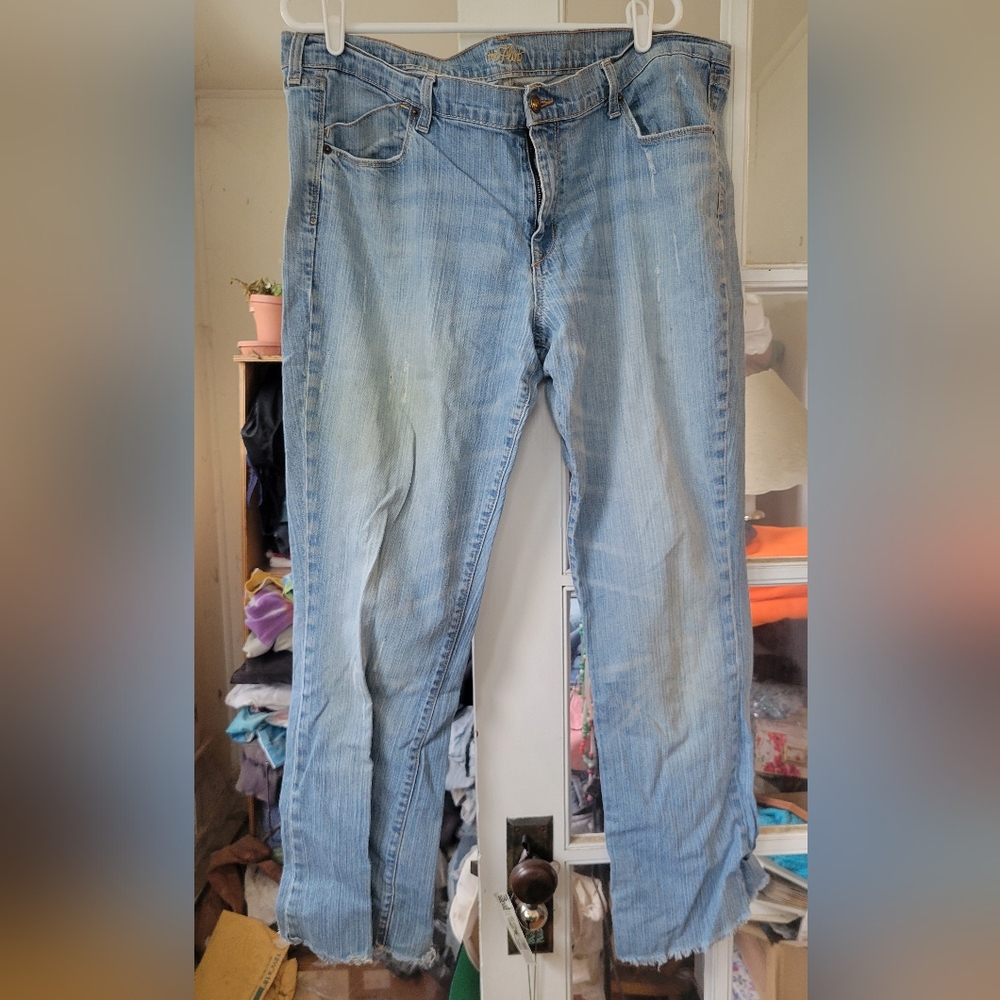Old navy distressed "the flirt" jeans